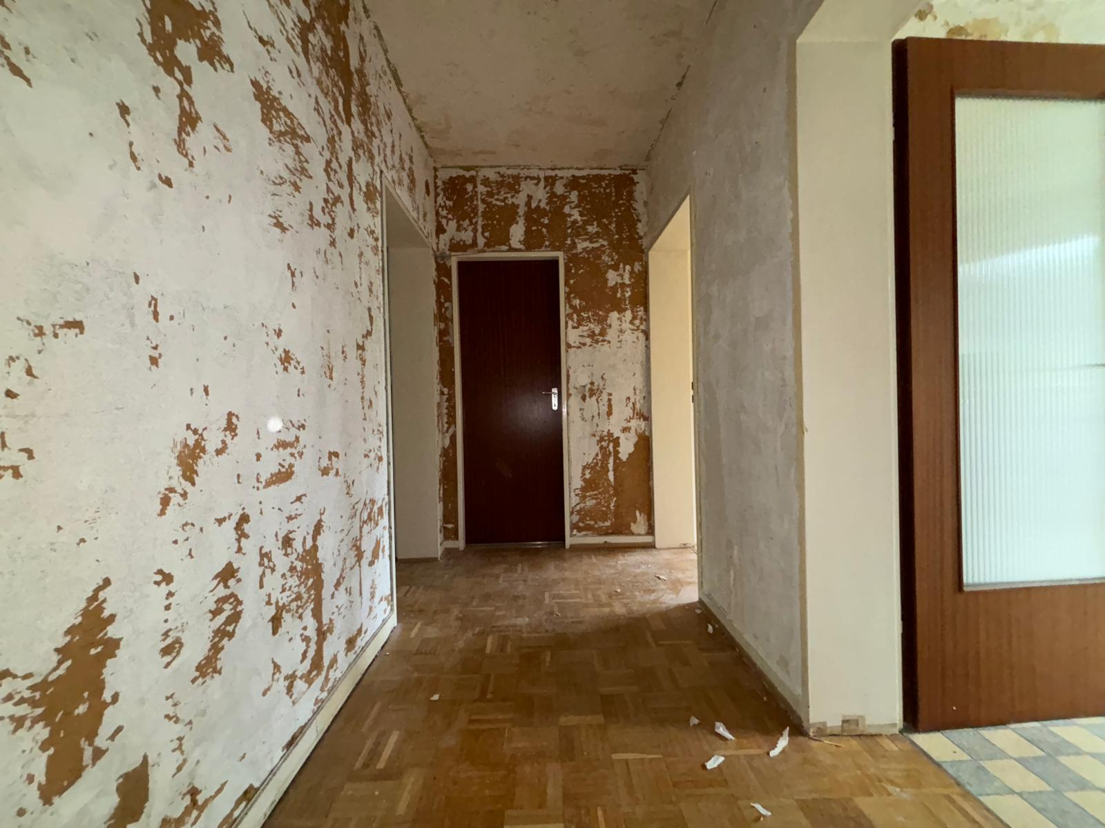 Wohnung modernisiert – mehrere Räume sauber aufgearbeitet und aufgefrischt – Vorher