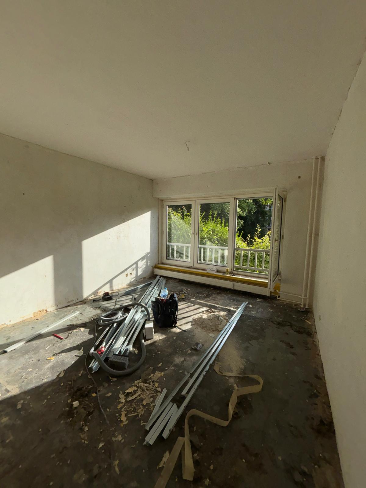Wohnraum komplett renoviert – hell, modern und bezugsfertig – Vorher